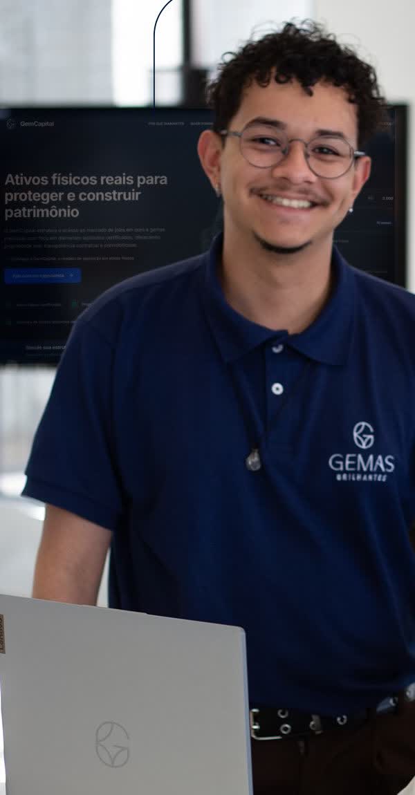 Colaborador da Companhia Gemas Brilhantes no escritório
